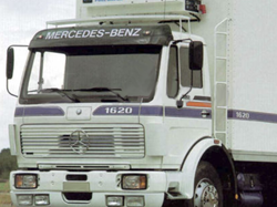 Acryl-Sonnenblende Mercedes MK- und SK-Serie mit kurzem Fahrerhaus und niedrigem Dach