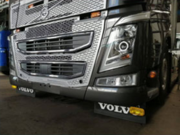 Set Edelstahl Halterungen für Schmutzfänger Volvo FH4 Truck Accessoires