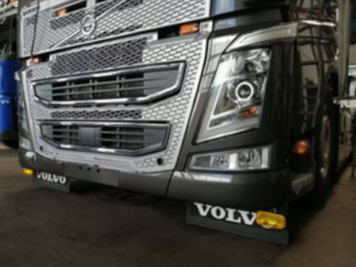 Set RVS Bevestigingssteunen voor Spatlappen Volvo FH4 - Set Spatlappen wit Volvo rood - TALMU Deense dagrijlamp, set van 2 - wit