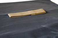 Hinter Gardinen blau