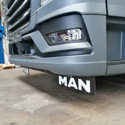 Set RVS Bevestigingssteunen voor Spatlappen MAN TGX 3 - Set Spatlappen wit MAN groen - TALMU Deense dagrijlamp, set van 2 - wit