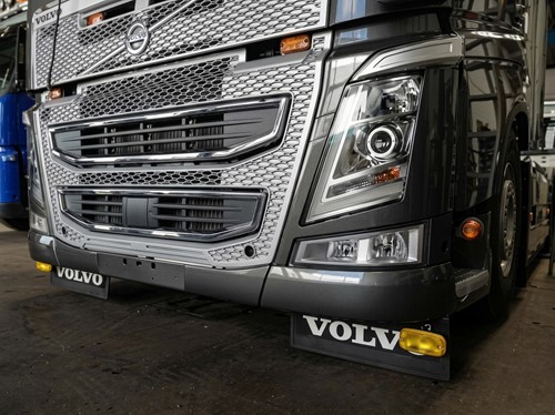 Set Edelstahl Montagehalterungen für Schmutzfänger Volvo FH4